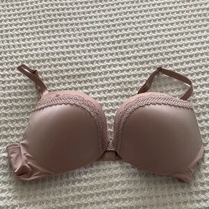 Victoria Secret Elegant Lace Trimmed Bra